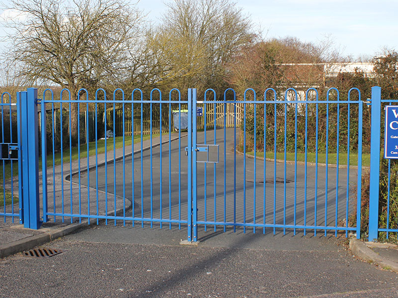 Double leaf bow top gate