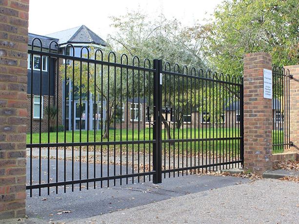 Metal Bow top gate