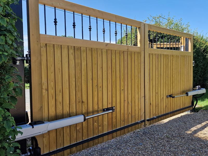 bespoke-automated-courtyard-gate