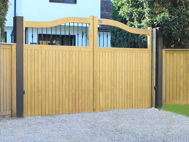 Courtyard gate with railings ge edit