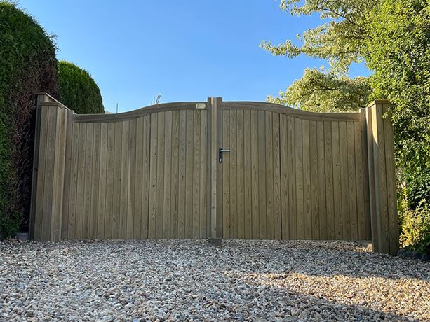 entrance gate hythe driveway courtyard gate