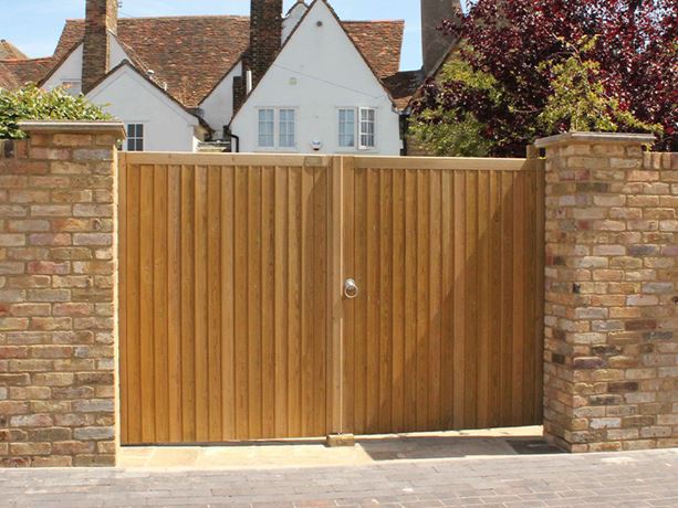 rye-courtyard-gate-courtyard-garden