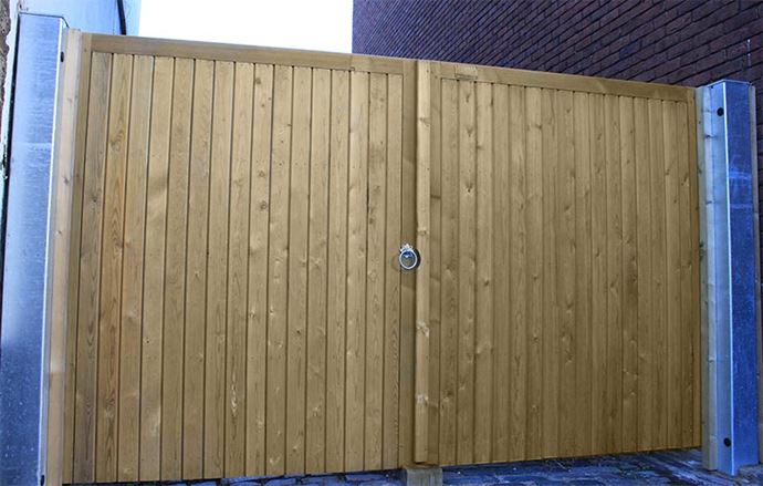 rye courtyard gate with standard posts