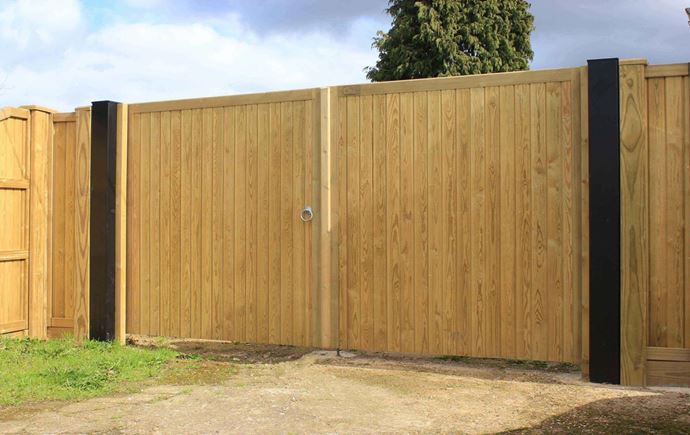 Rye Courtyard Timber Gates