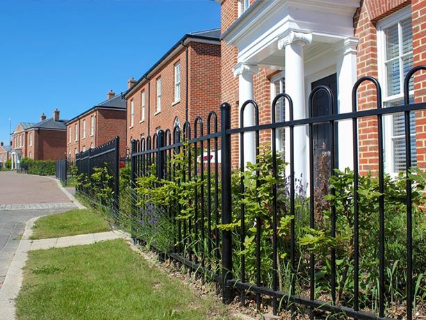 Metal bow top fencing