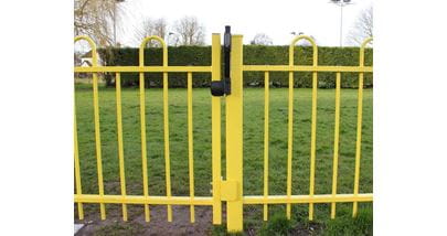 Magnetic latch on gate