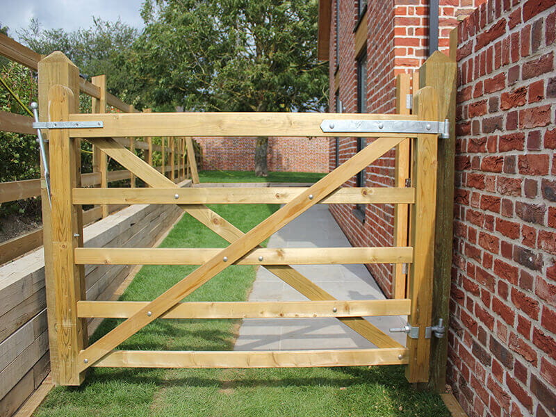Timber uni entrance field gate