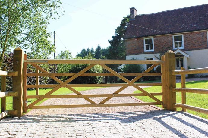 Uni gate on driveway using posts