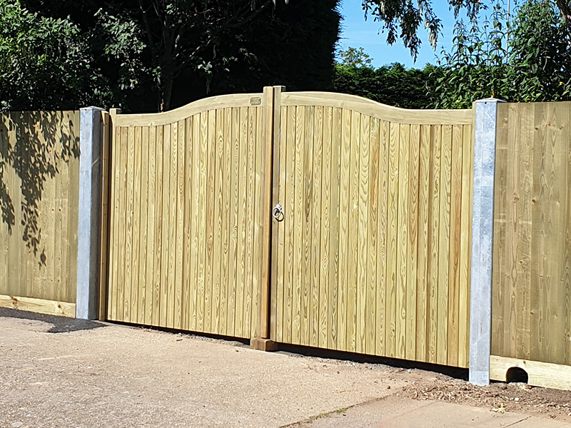 hythe-courtyard-gate-galvanised-posts