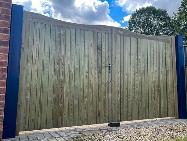 sandwich-wooden-courtyard-gate