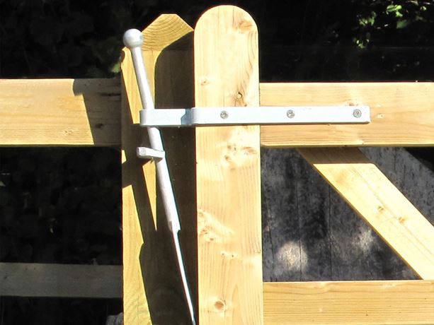 Gate-Spring-catch-set-behind-posts