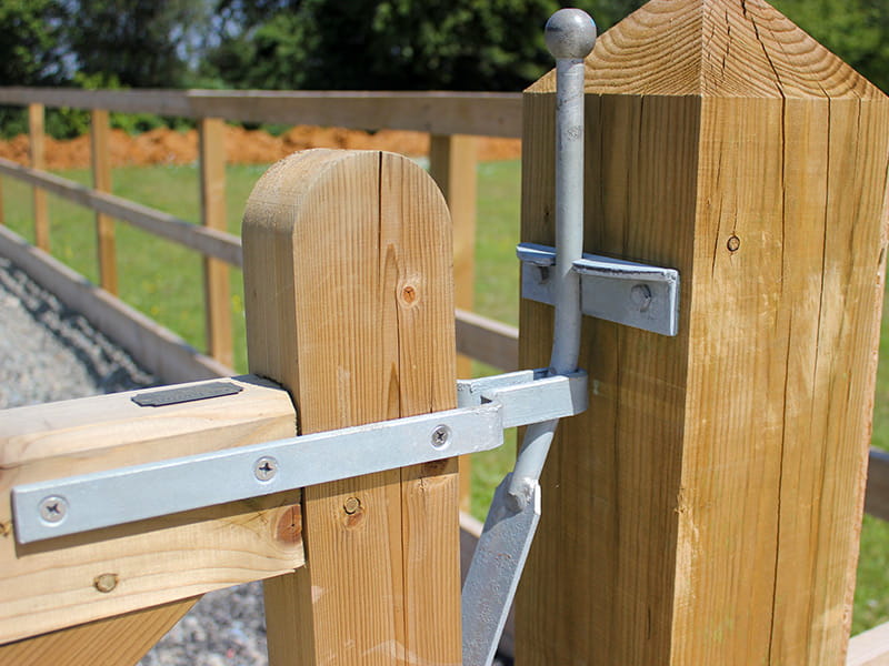 Timber-Uni-Gate-with-Spring-Catch-Between-Posts