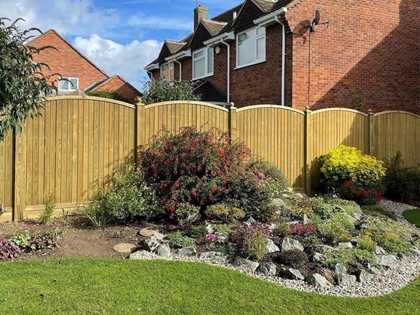 Curved-tongue-and-groove-fence-panels