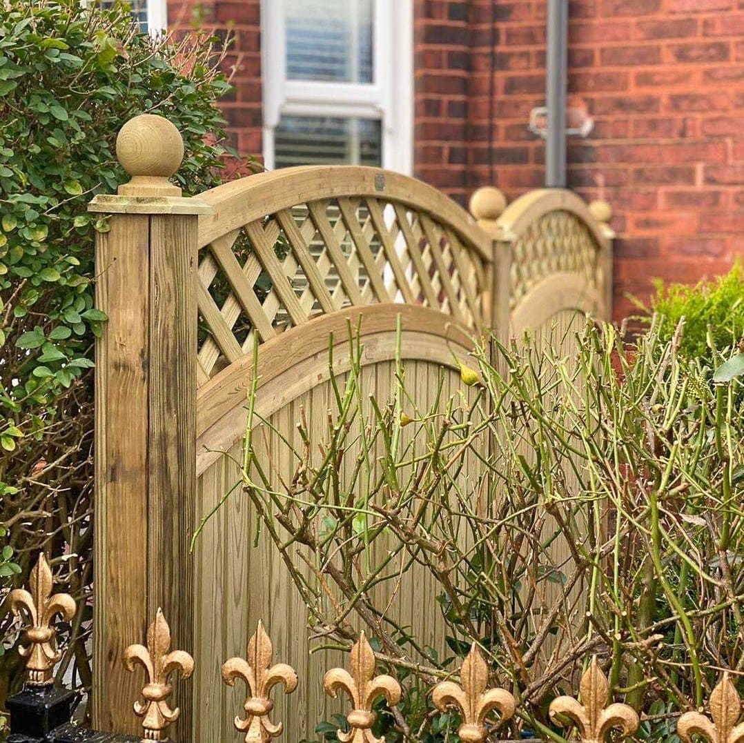 Level top ornamental gate