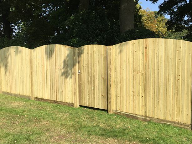 Featherboard curved fence panels