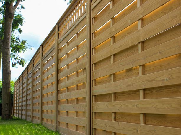 Hit and miss style fence