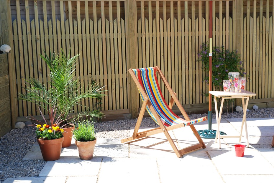 Paliframe fencing with deck chair