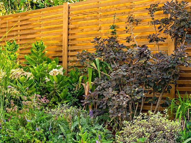 Horizontal slatted fencing panels