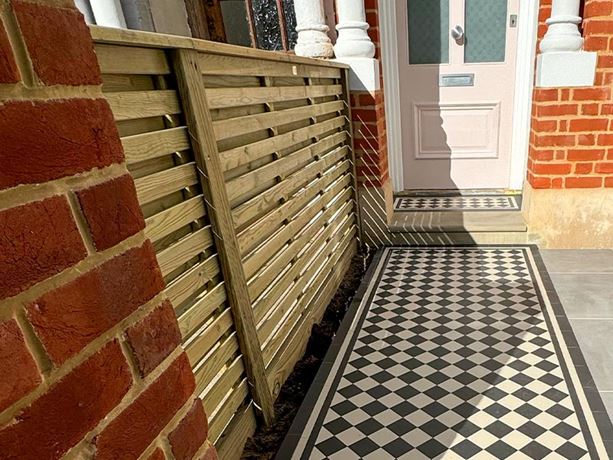 short venetian hit and miss fencing