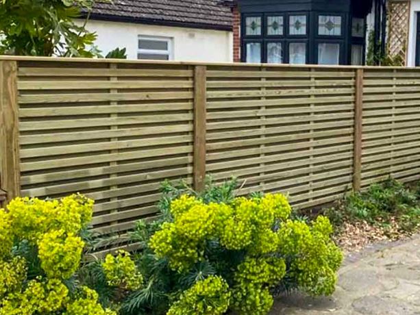 venetian hit and miss driveway fencing
