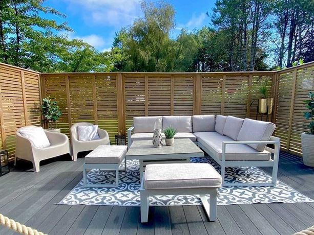 Outdoor seating area fencing
