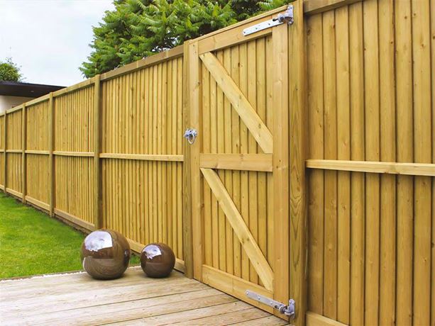 featherboard fencing and gate rear