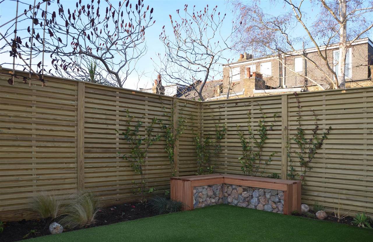 Venetian Hit and miss fence panels with Gabion seat
