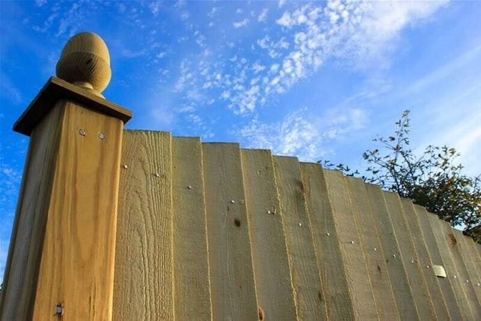 Featherboard convex with fence post