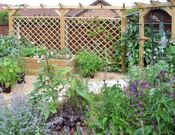 single pergola with Diamond Trellis panels
