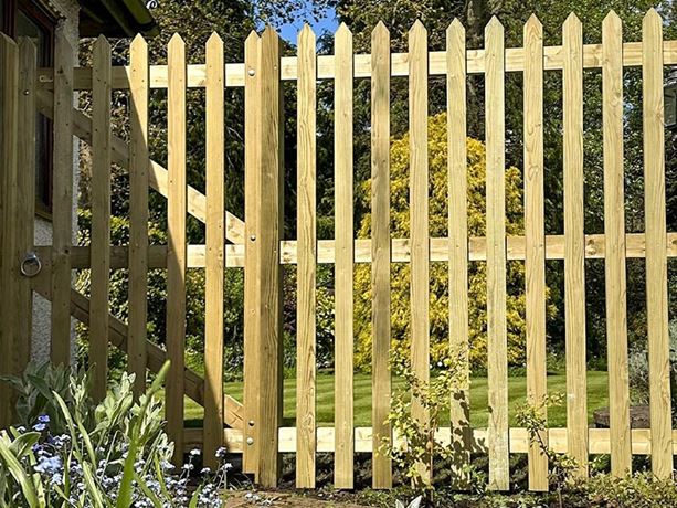 wooden palisade fencing