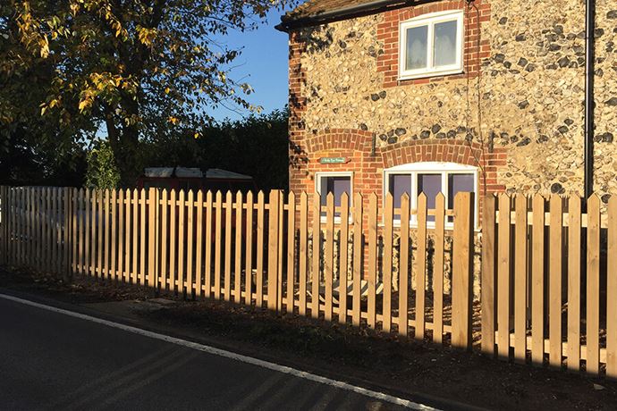 Pointed palisade picket fence panels