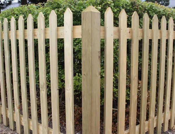 Traditional Pointed Palisade Corner Post