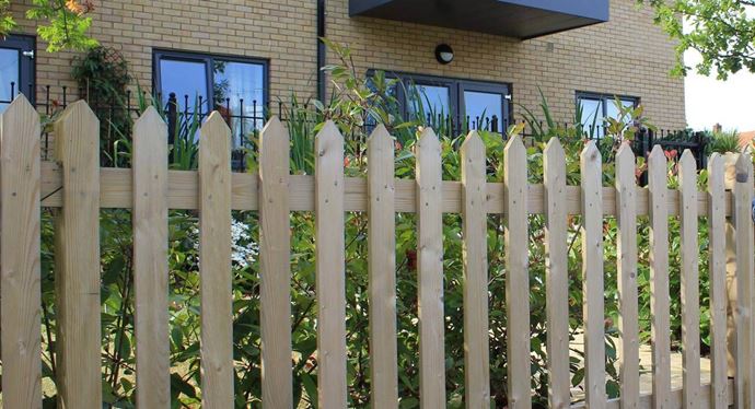 Traditional Pointed Palisade Fence