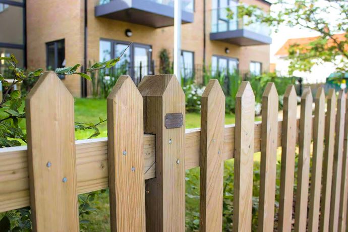 Traditional Pointed Palisade garden fence