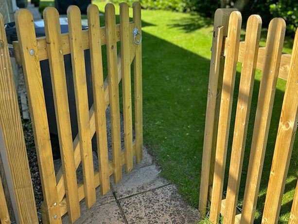 Rounded pale Palisade Garden Gate