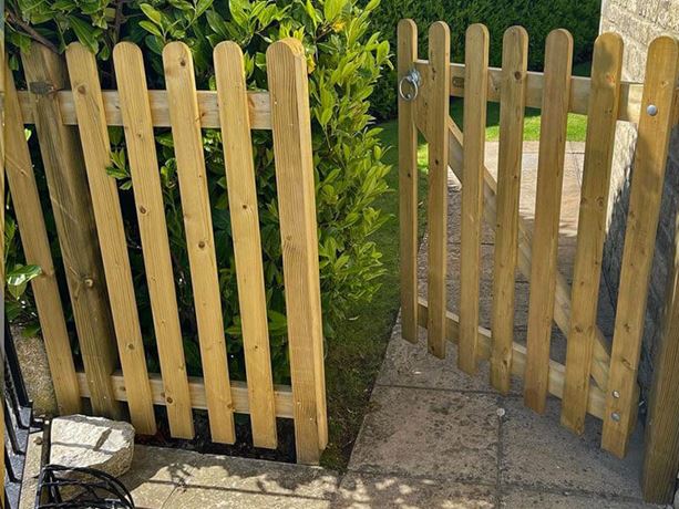 Rounded Top Palisade Garden Gate