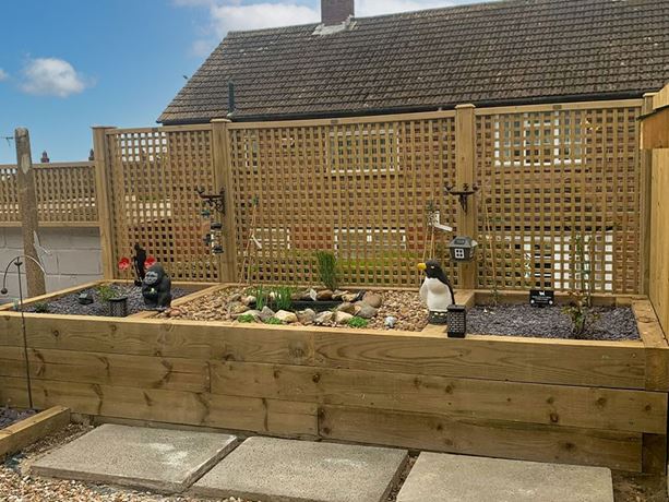 garden sleepers with trellis