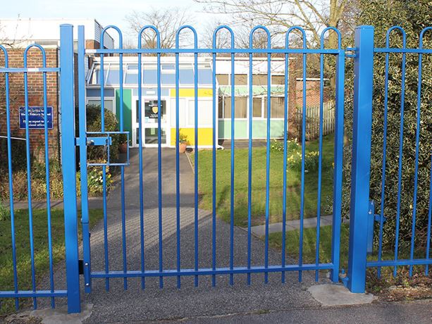 Hoop top gate