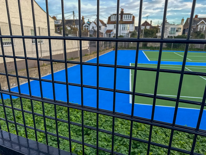 Rebound mesh fencing