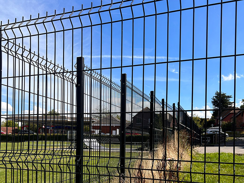 Profiled panel mesh fencing