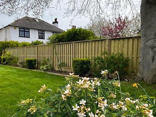 vertical-hit-and-miss-garden-fencing