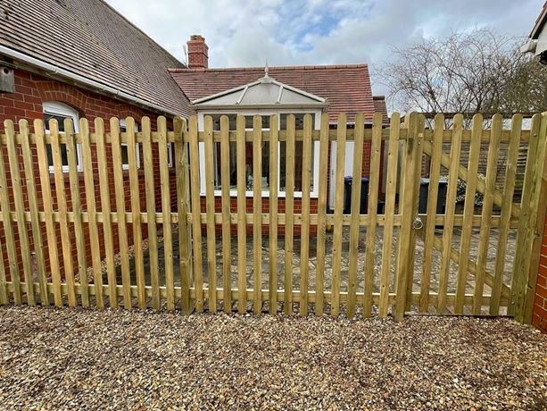 wooden palisade fencing