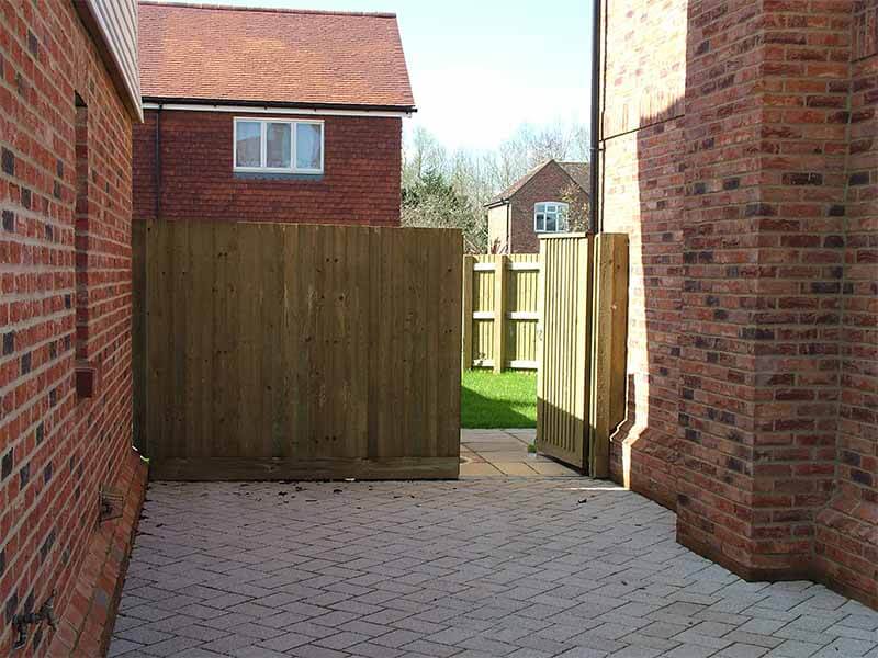 alleyway fencing