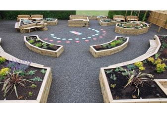 450th Anniversary Garden Features Jacksons Jakwall