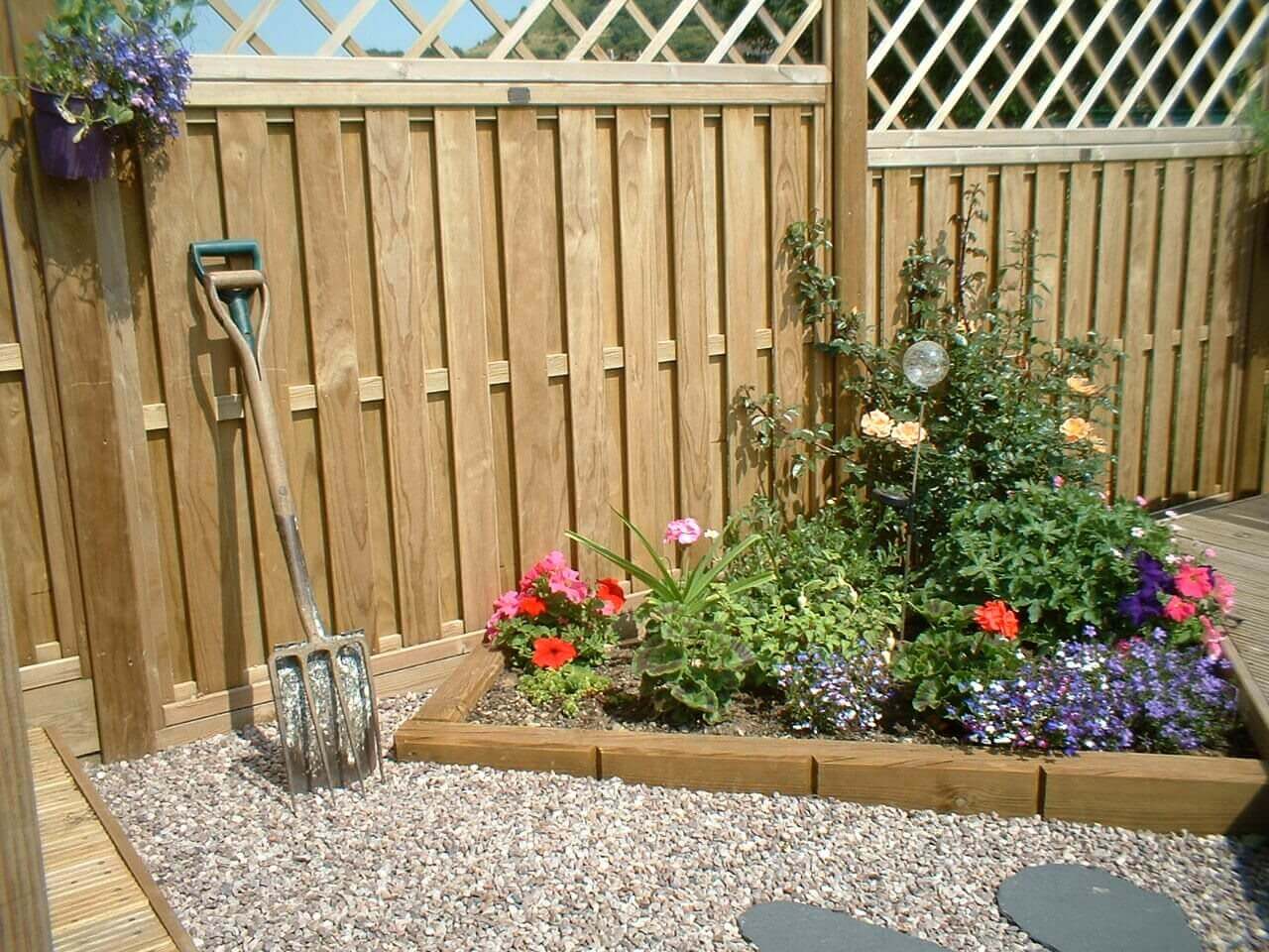 Hit and miss fencing panels with trellis topper