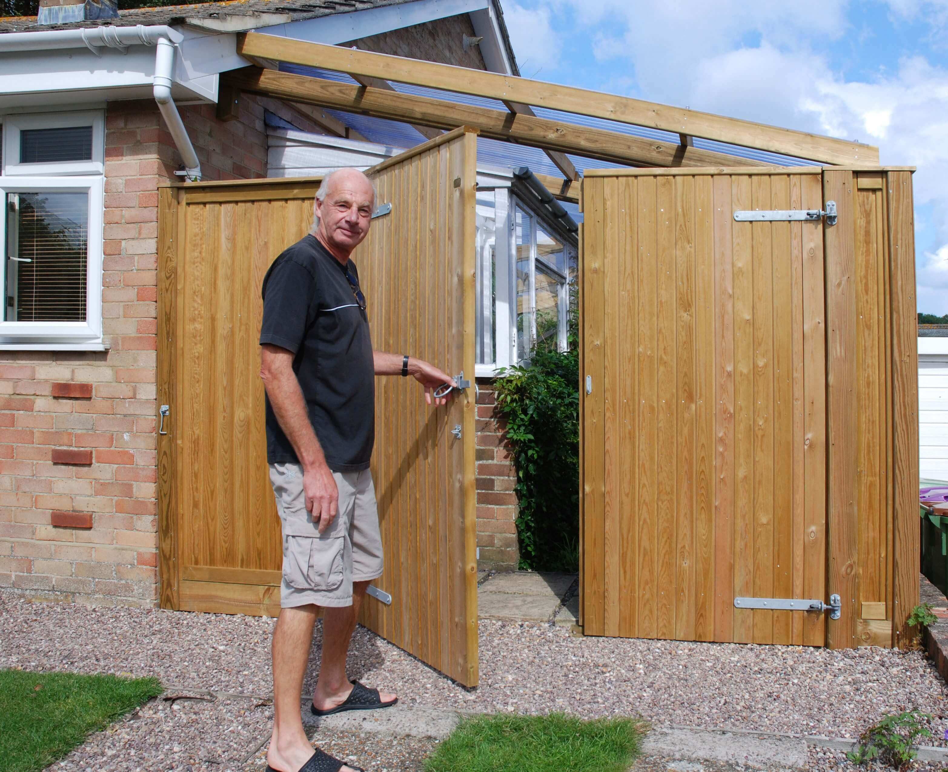 Opening double leaf garden gates