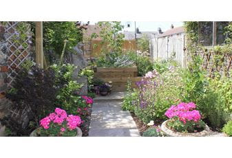 Elizabethan House Gets Courtyard Garden Makeover