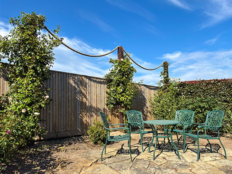 Kit form featherboard fencing Featherboard fencing install in Sussex