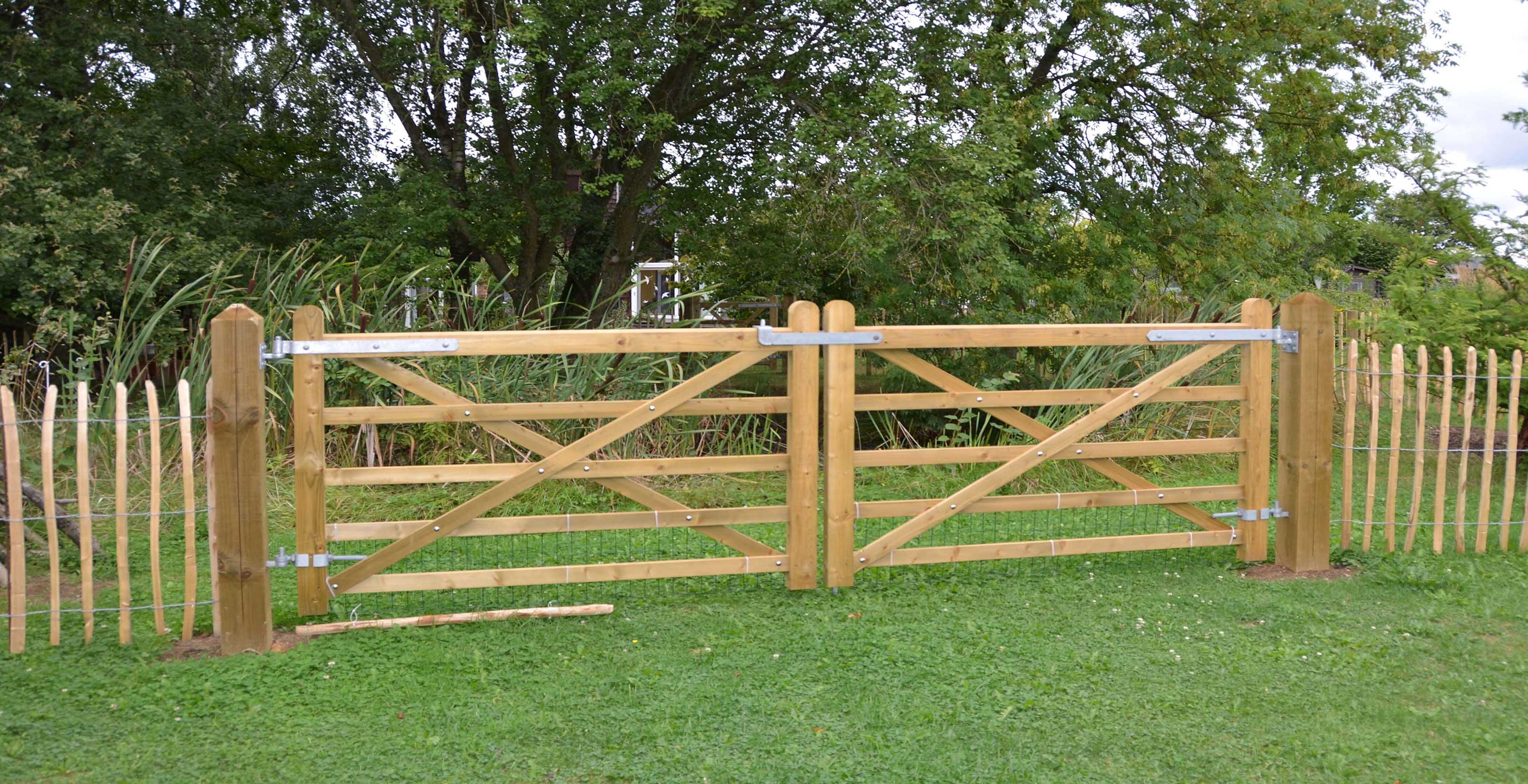 double wooden uni-gates with chestnut