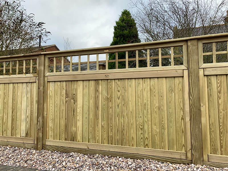 Level top ornamental gate